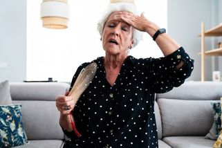 ŽENA-IN - Nenápadné pocení u seniorů může značit problém. Pozor na varovný signál těla, který mnozí ignorují